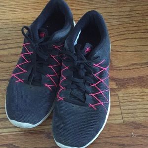 Women’s black nike shoes